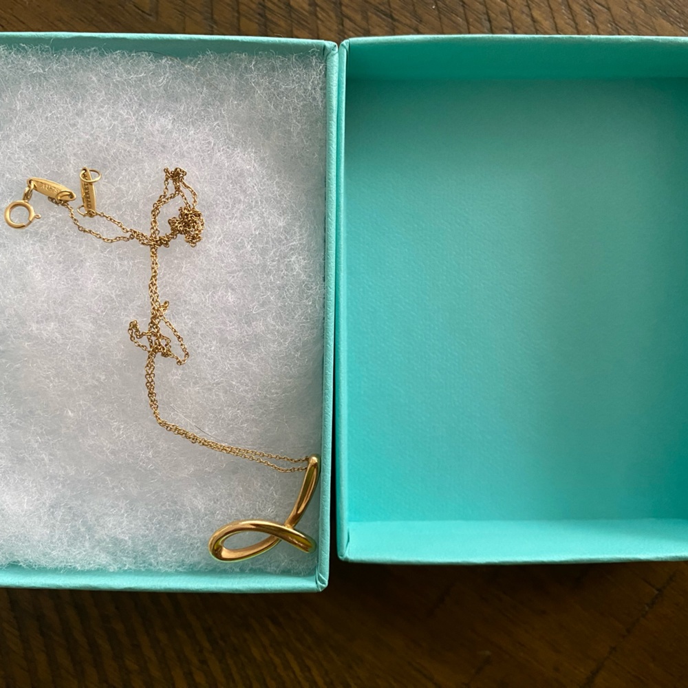 Pendant in 18k gold. On a 16" chain. Authentic Tiffany and Co / Elsa Peretti.